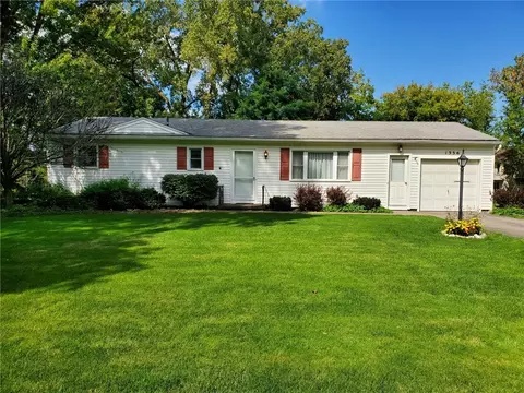1336 Schlegel Rd, Webster, NY 14580