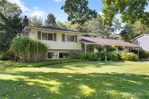 35 Harper Dr, Pittsford, NY 14534