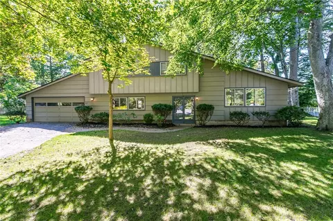 17 Log Cabin Cir, Perinton, NY 14450