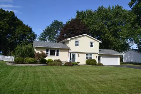 695 Shadowwood Ln, Webster, NY 14580