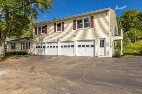 32 Falcon Ln E, Perinton, NY 14450