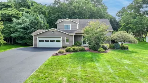 10 Walnut Hill Dr, Parma, NY 14559
