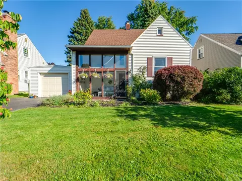 32 Queensboro Rd, Irondequoit, NY 14609