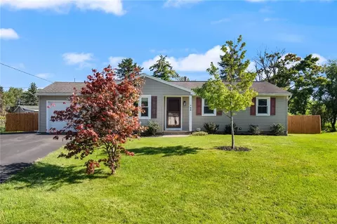 33 Gannett Rd, Farmington, NY 14425