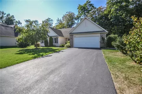920 Pondbrook Pt, Webster, NY 14580