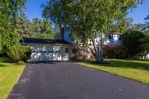 49 Crestview Dr, Pittsford, NY 14534