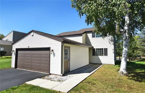 10 Live Oak Ct, Penfield, NY 14526