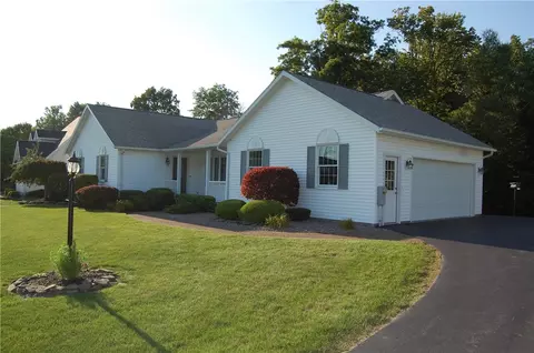 52 Edgewood Dr, Batavia, NY 14020