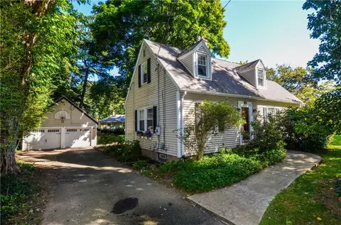 11 Shirley Ter, Greece, NY 14626