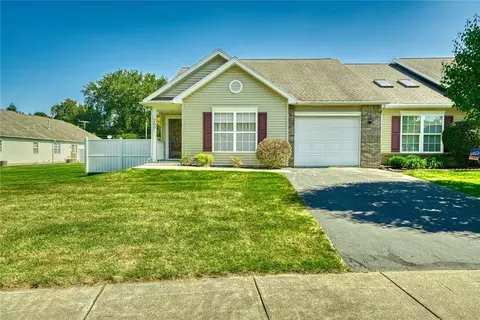 200 Rayfield Cir, Webster, NY 14580