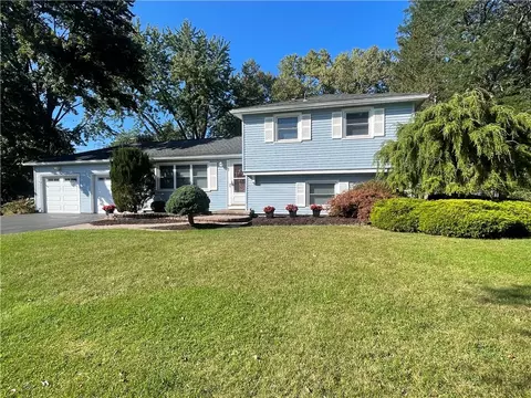 4 White Oak Ln, Perinton, NY 14450