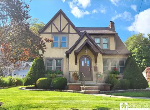9 Parkway, Hanover, NY 14136