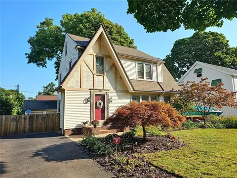 90 Westbourne Rd, Irondequoit, NY 14617