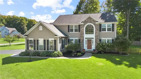 256 Stonefield Ln, Farmington, NY 14425