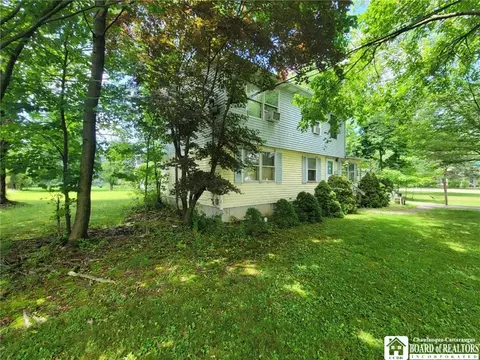 7 Hillcrest Dr, Pomfret, NY 14063