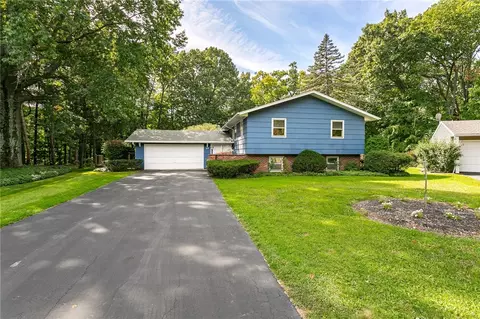 98 Royal View Dr, Rochester, NY 14625