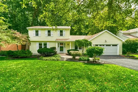 21 S Gate Trl, Perinton, NY 14450