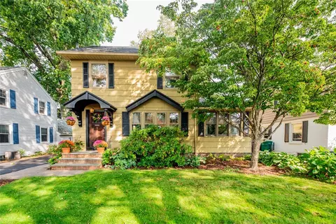 266 Somershire Dr, Irondequoit, NY 14617