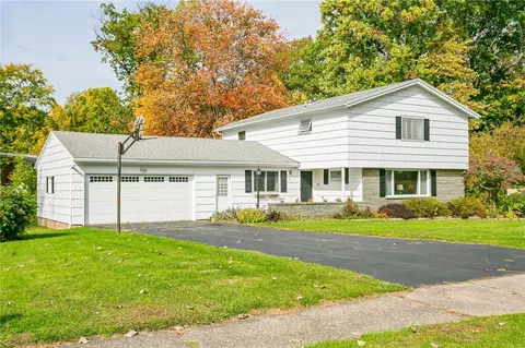 32 Kingswood Dr, Gates, NY 14624
