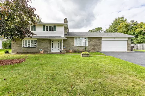 9 Daniel Dr, Gates, NY 14624
