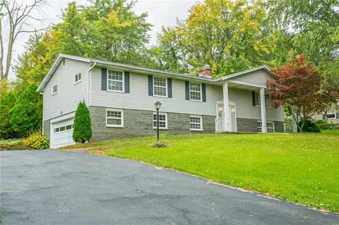 27 Hilltop Dr, Pittsford, NY 14534