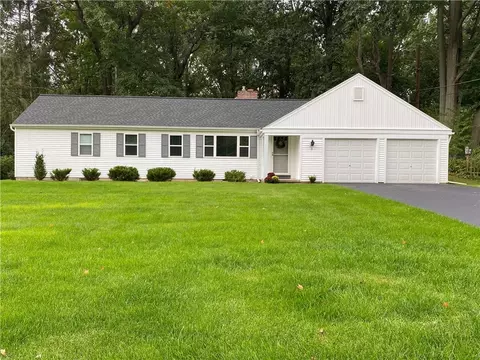 3 Creekwood Ln, Perinton, NY 14534