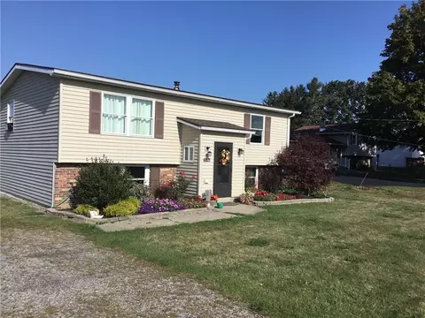 6821 E Bethany Leroy Rd, Stafford, NY 14143