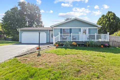 77 Meadowlark Dr, Penfield, NY 14526