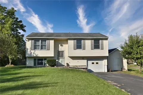 7 Rampart St, Rochester, NY 14623