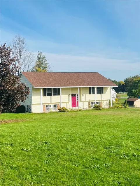1685 Twin Oaks Dr, Benton, NY 14527