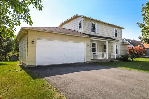 8 Kemp Dr, Macedon, NY 14502