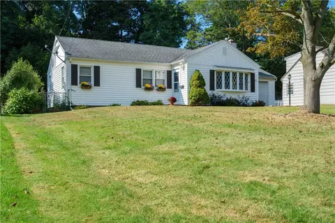 17 Woodside Dr, Penfield, NY 14526