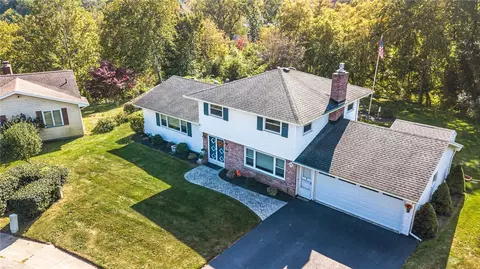 33 Eagle Rock Dr, Irondequoit, NY 14609