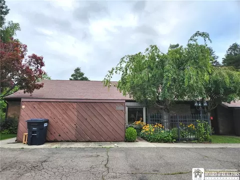 16 Susann Ct, Pomfret, NY 14063