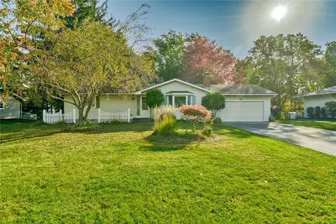 692 Shadow Wood Ln, Webster, NY 14580