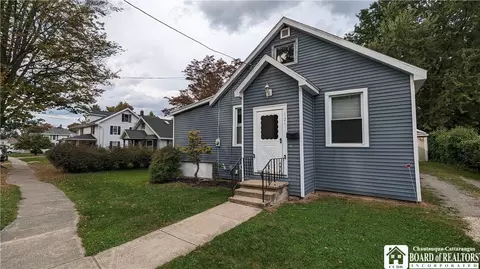 121 Forest Pl, Pomfret, NY 14063