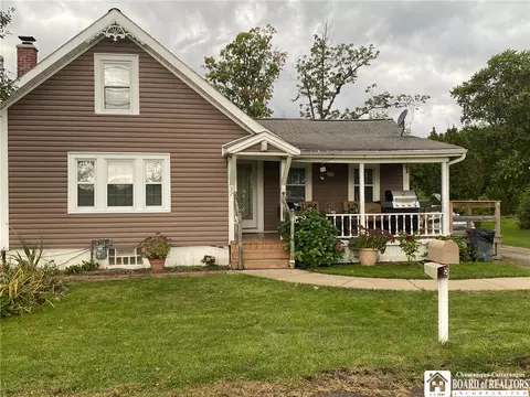 37 Point Dr N, Dunkirk, NY 14048