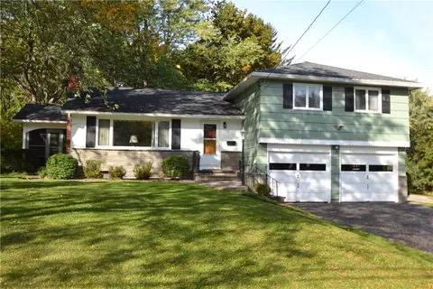 115 Hyde Pkwy, Palmyra, NY 14522