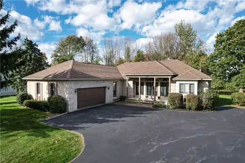 1458 English Oak Dr, Webster, NY 14580