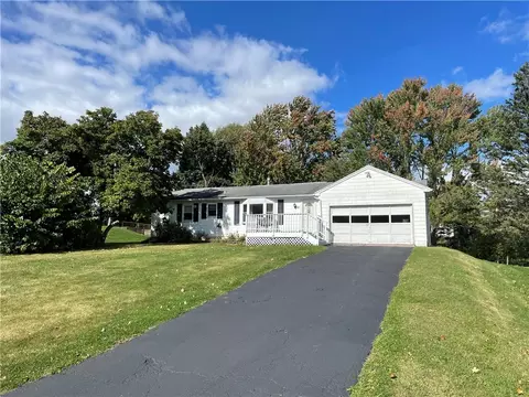 41 Camelot Dr, Rochester, NY 14623