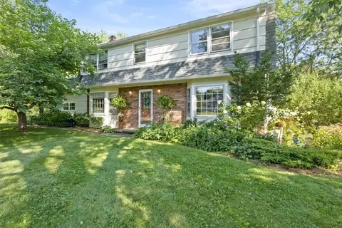 7 Squirrels Heath Rd, Perinton, NY 14450