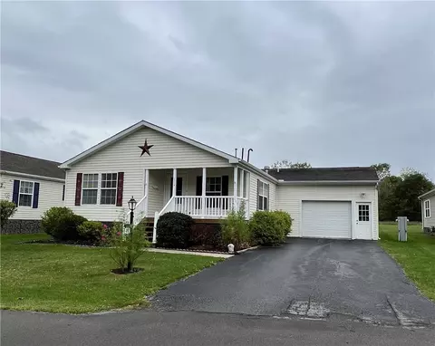 4240 Canalside Dr, Palmyra, NY 14522