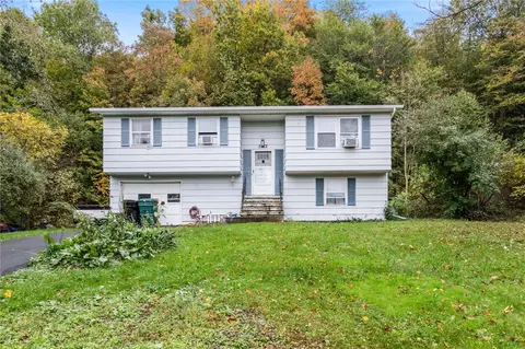 2372 Cornwall Dr, Macedon, NY 14502