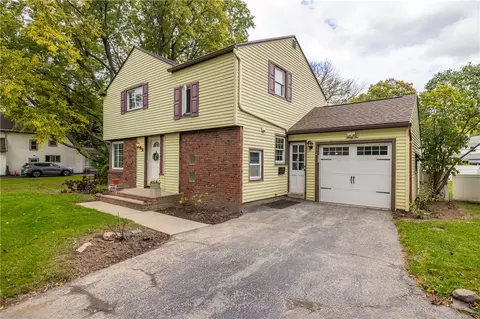 32 Keswick Rd, Irondequoit, NY 14609