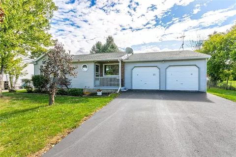125 Raintree Ln, Parma, NY 14468