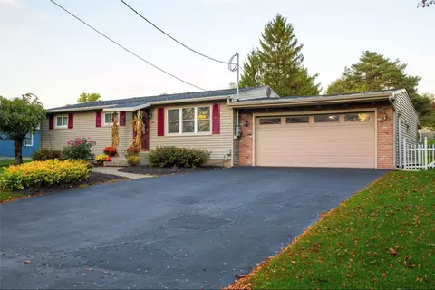 16 Meadowbrook Dr, Auburn, NY 13021