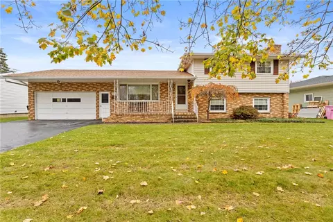 10 Abby Ln, Gates, NY 14606