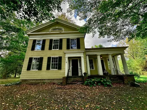 9192 Creek Rd, Batavia, NY 14020