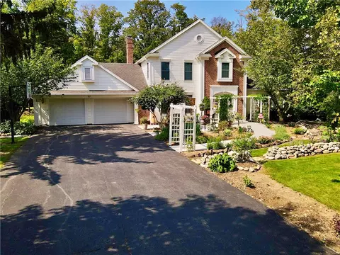 27 Farm Field Ln, Pittsford, NY 14534
