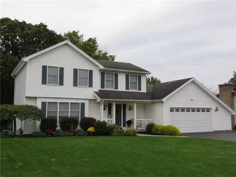 24 Forest Meadow Trl, Ogden, NY 14624